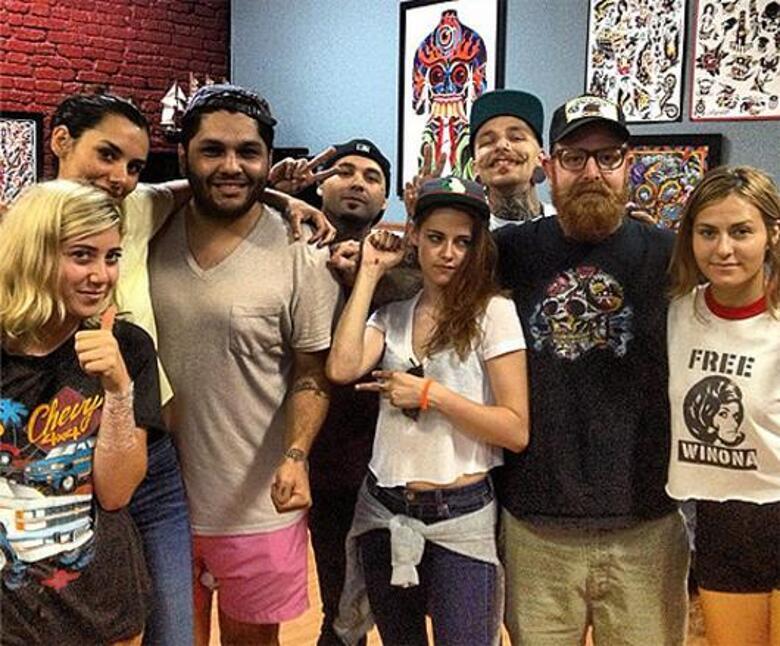 Кристен Стюарт в тату-салоне. Фото: Instagram.com.