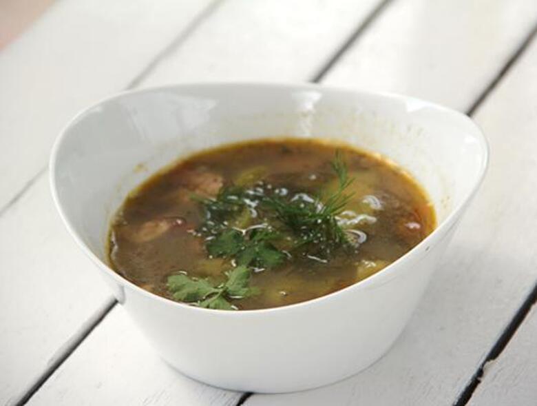 Чечевичная похлебка с копченостями.