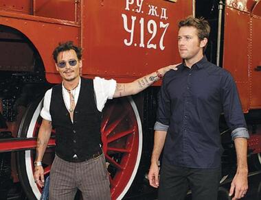В Москве Джонни Депп и Арми Хаммер посетили Музей Московской железной дороги. 
