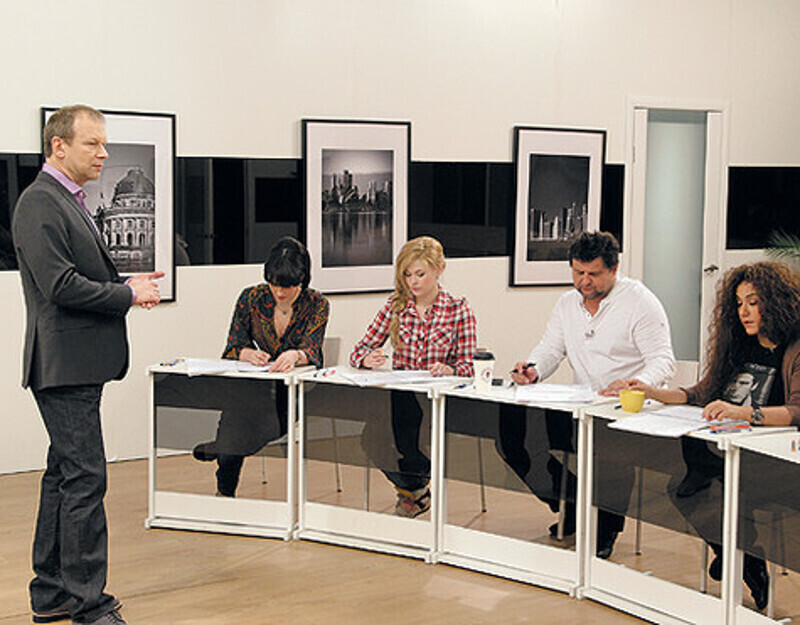 В проекте «Полиглот», посвященном изучению испанского языка, Дмитрий Петров опять посадил за парты звездных учеников. Фото: материалы пресс-служб.