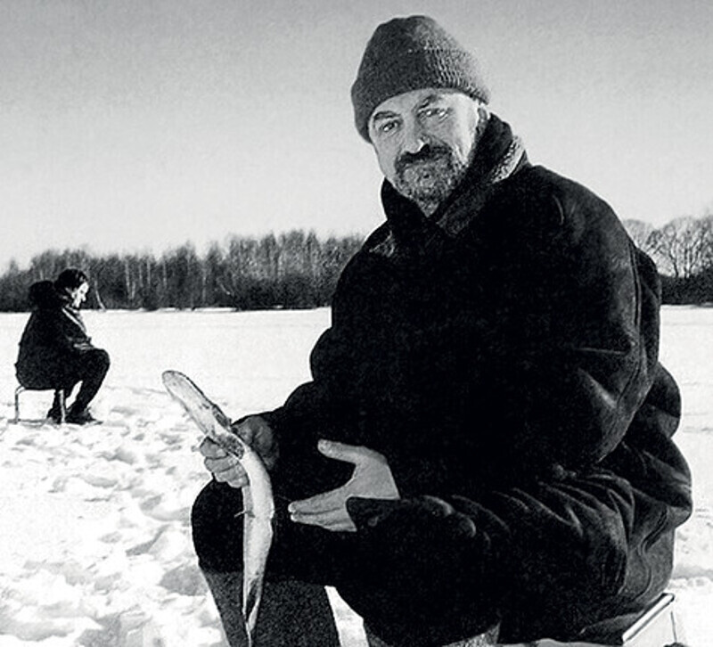 «Муж мог целый день просидеть с удочкой в руках. В такие минуты он размышлял, придумывал образы». Фото: личный архив Любови Гориной.