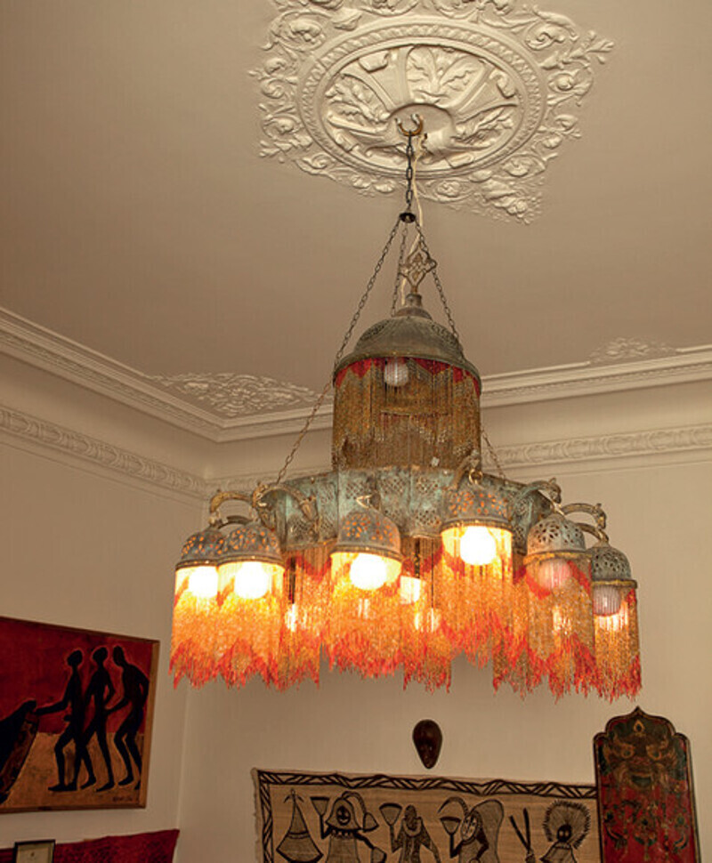 Эта антикварная люстра ждала Хангу на одном из блошиных рынков Парижа несколько лет. Фото: Сергей Козловский.