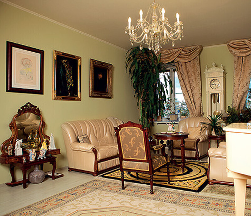 Белый рояль, который сейчас украшает гостиную, режиссеру подарила баронесса фрау Зайлер. Фото: Сергей Козловский.