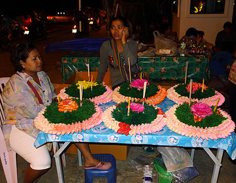 Кратонги – лодочки из цветов и листьев – продают в этот день на каждом шагу.