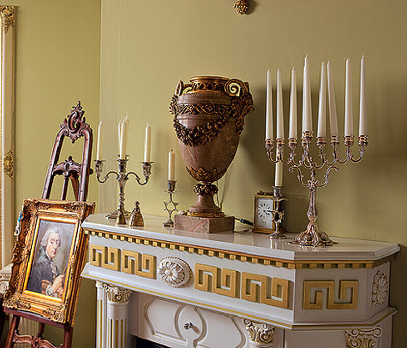 Каминная ваза досталась хозяину в наследство от бабушки – дворянки. Эта ваза пережила революцию и Гражданскую войну. Фото: Сергей Козловский.