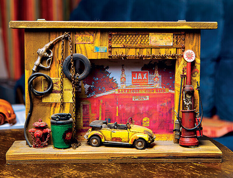 Изначально на этой миниатюрной бензоколонке вместо машины находился мотоцикл, который был заменен по просьбе Михаила. Фото: Сергей Козловский, Тимур Заиров.