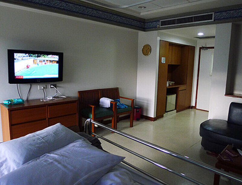 Палата больше напоминает номер в отеле: здесь есть и зона для родственников (где они могут остаться на ночь) и даже мини-кухня.