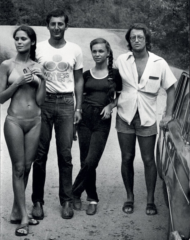 Студентка Ольга Фартышева (на фото – слева) поразила Градского своей красотой. Ее младшая сестра Людмила (вторая справа) была «ростом чуть пониже, а нравом отрывистей». Фото: личный архив Евгения Додолева.