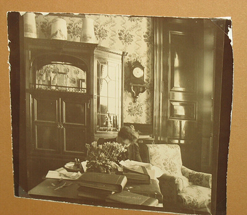 Фото Александры Федоровны, вклеивающей снимки в личный альбом. Фото: Александр Добровольский.