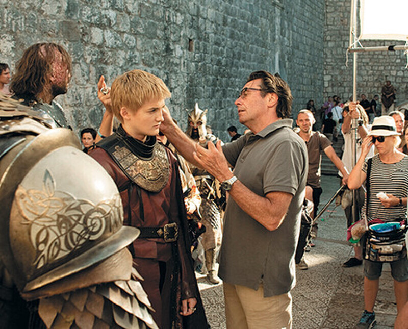 За кадром над проектом трудится огромный штат гримеров и костюмеров, работа которых была отмечена престижными премиями. Фото: материалы пресс-служб.