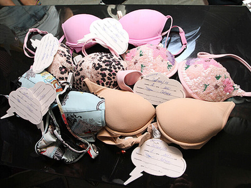 Белье, продававшееся на распродаже. Фото: Лилия Шарловская.