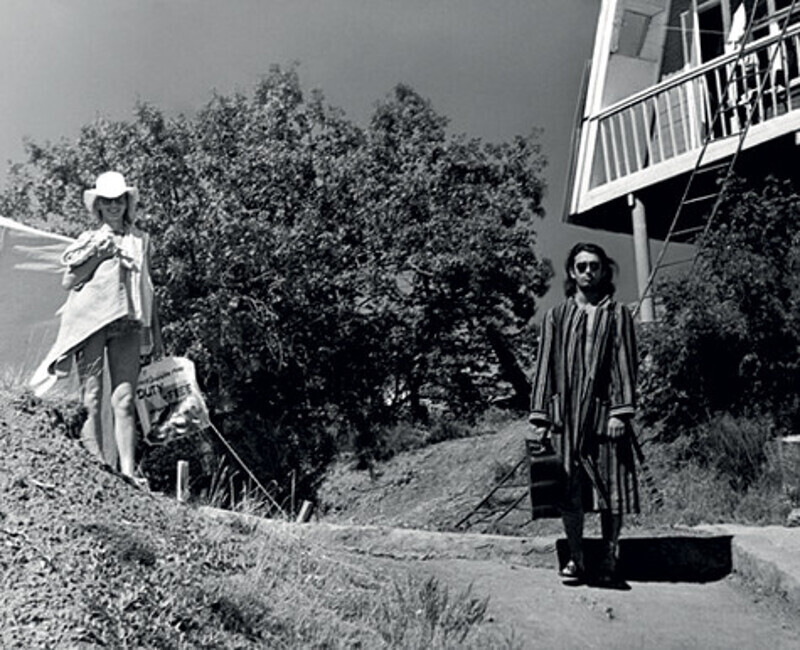 «Попали на какую-то безумную пьянку в лагере, ели барана, пили вино, прилично бухие гуляли по лесным тропинкам», – вспоминал певец свою бурную молодость. Фото: личный архив Евгения Додолева.