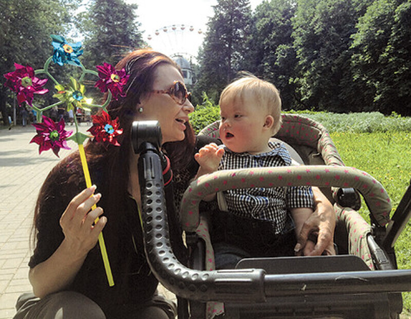 У Эвелины и Семена уже есть любимые места в Минске и свои поклонники. Гуляя по городу, они подружились с будущими белорусскими выпускниками. Фото: материалы пресс-служб.