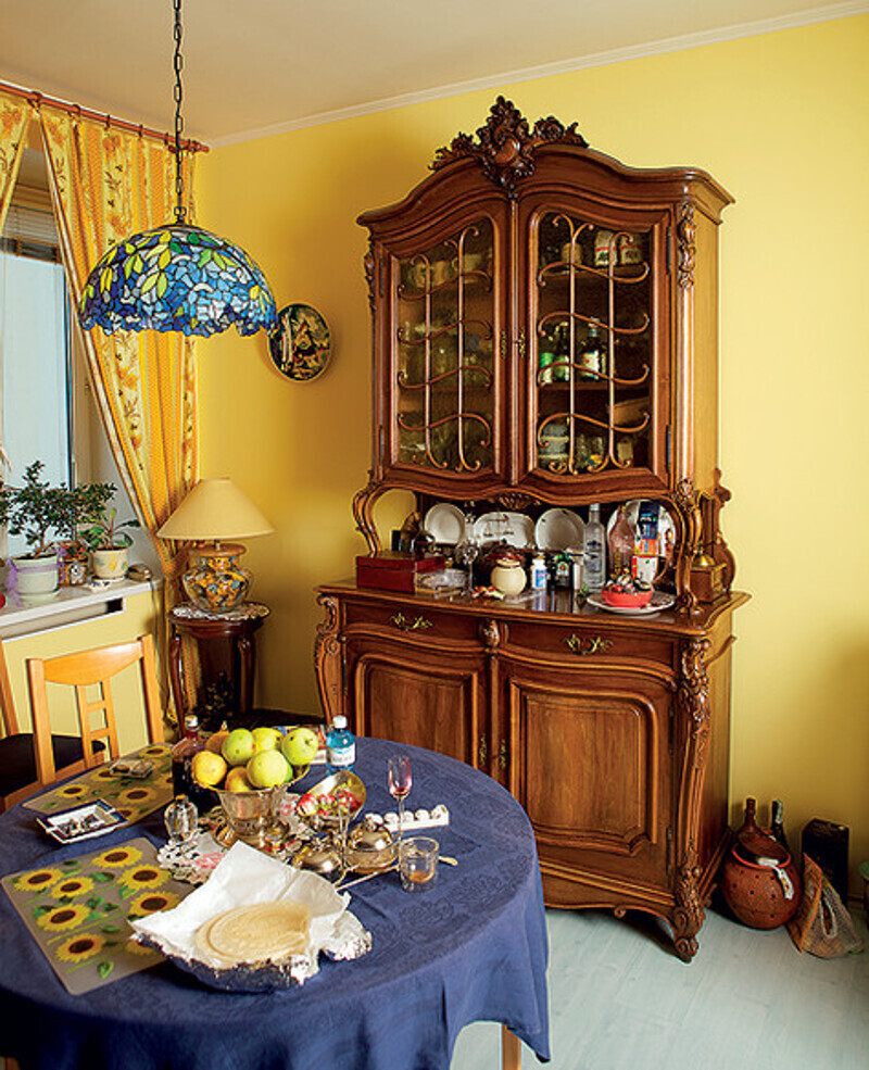 Старинный буфет красного дерева – фамильная ценность семьи Бертмана. Фото: Сергей Козловский.