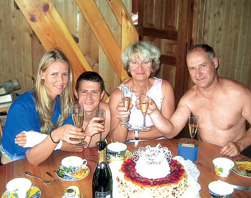 «Как человеку семейному, мне важно получить одобрение близких людей». С родителями и старшим братом Всеволодом. Фото: личный архив.