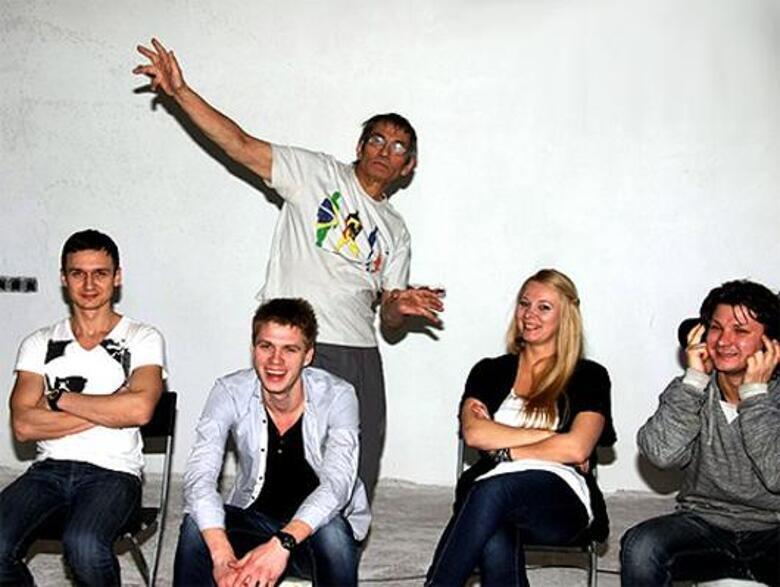 Бари Алибасов и его офисные сотрудники. Фото: www.na-nax.com.