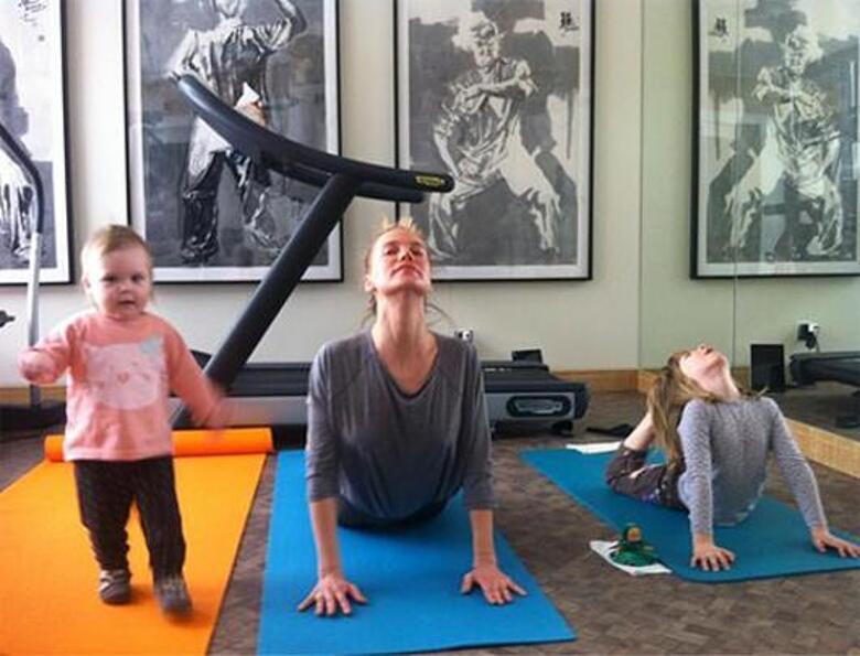 Глюк'oZа с дочерьми. Фото: Twitter.com.