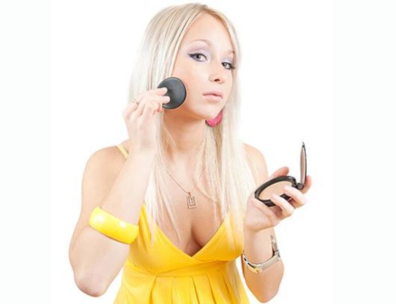 Некоторые женщины никогда не покажутся перед любимым без макияжа. Фото: Fotolia/PhotoXPress.ru.