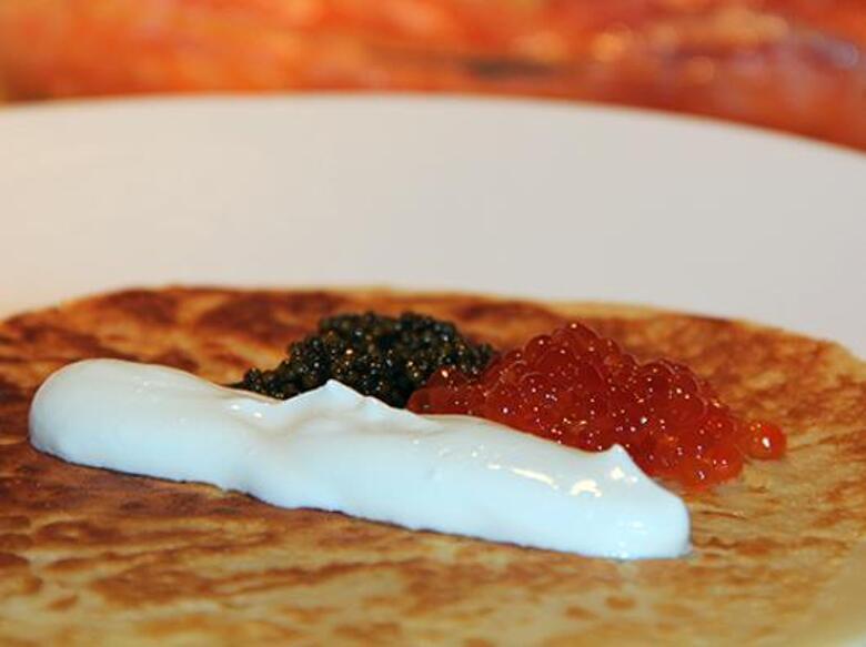 Блины с икрой на Масленицу.