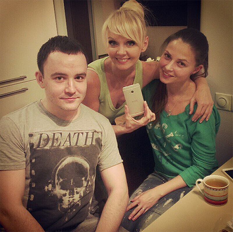 Друзья уже вручили Валерии подарок. Фото: Instagram.com.