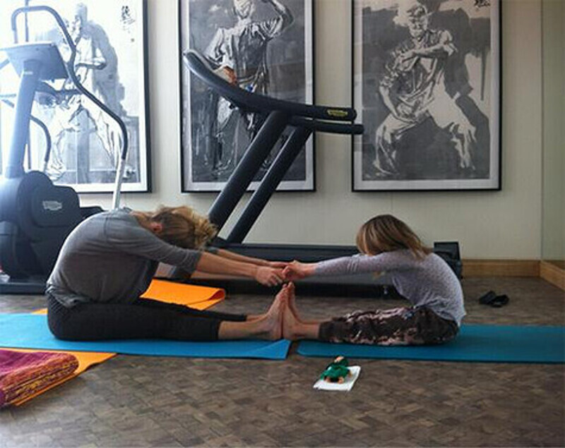 Глюк'oZа с дочерьми. Фото: Twitter.com.