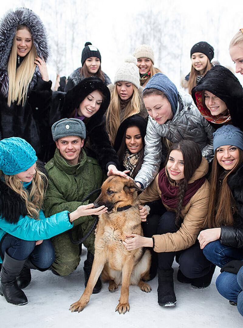 Незадолго до конкурса участницы решили посетить военную часть. Фото: материалы пресс-служб.