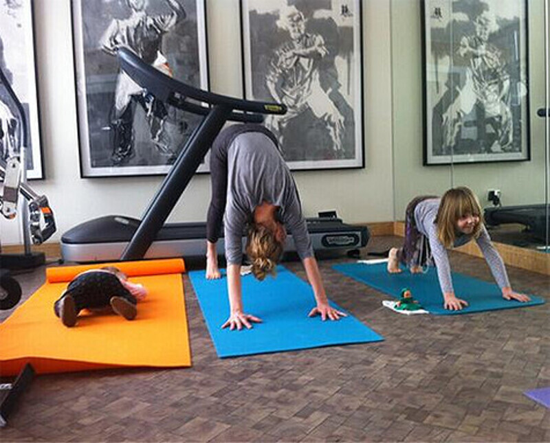 Глюк'oZа с дочерьми. Фото: Twitter.com.