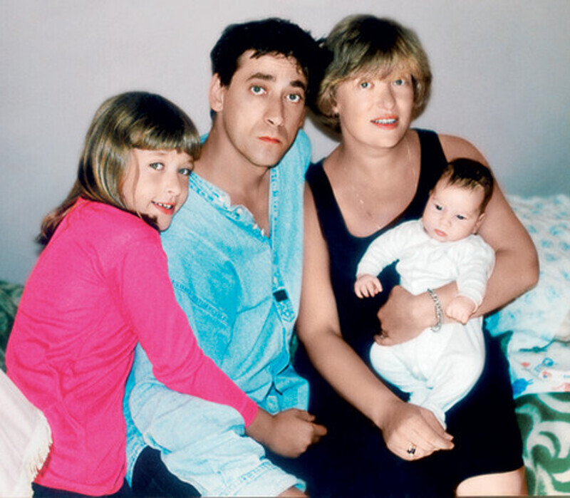 Аня с родителями и братом Мишей. Девочке было девять, когда ее отца не стало. Фото: личный архив Анны Дворжецкой.