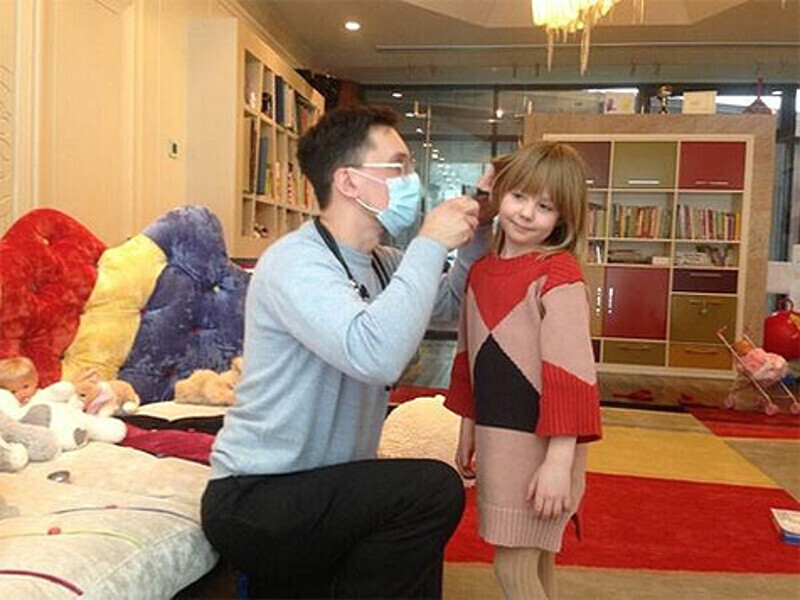 Врач осматривает Лиду. Фото: Twitter.com .