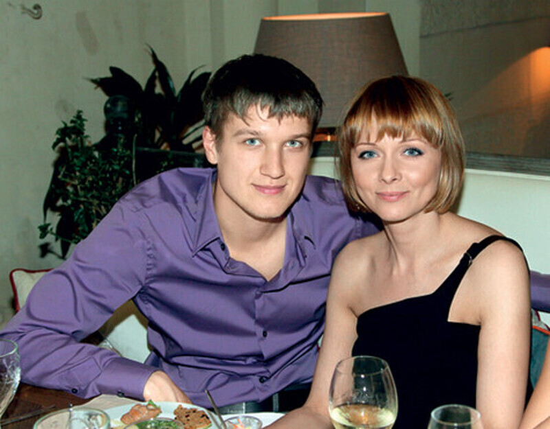 Судя по интервью, которые давала Дарья Повереннова прессе, уход Анатолия к другой после нескольких лет гражданского брака стал для нее неприятным сюрпризом. И объяснение между ними было тяжелым.