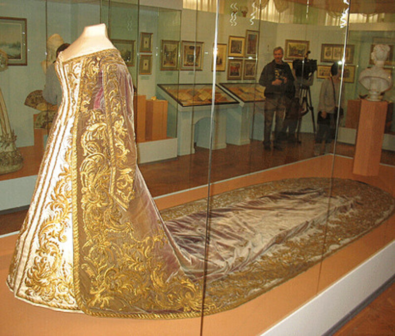Придворный костюм в русском стиле. Длина шлейфа - более 4 метров. Фото: ГАРФ.
