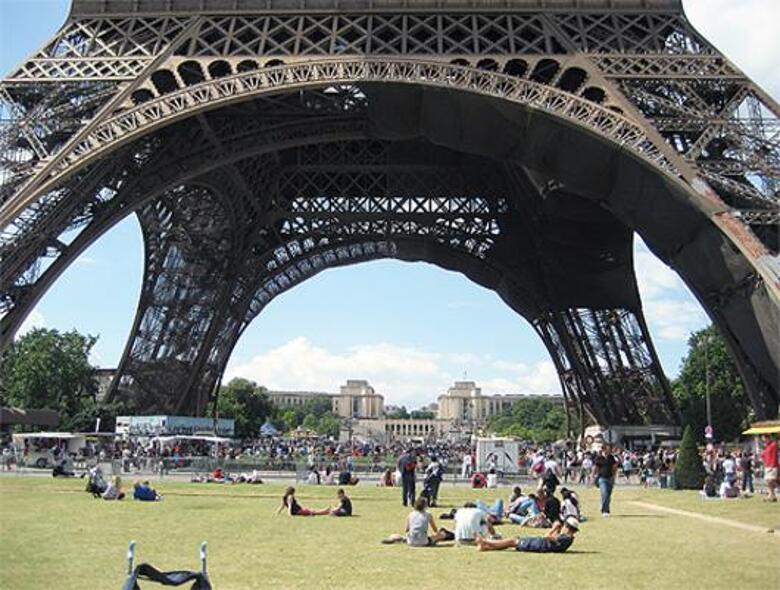 Парижанкам разрешили носить брюки