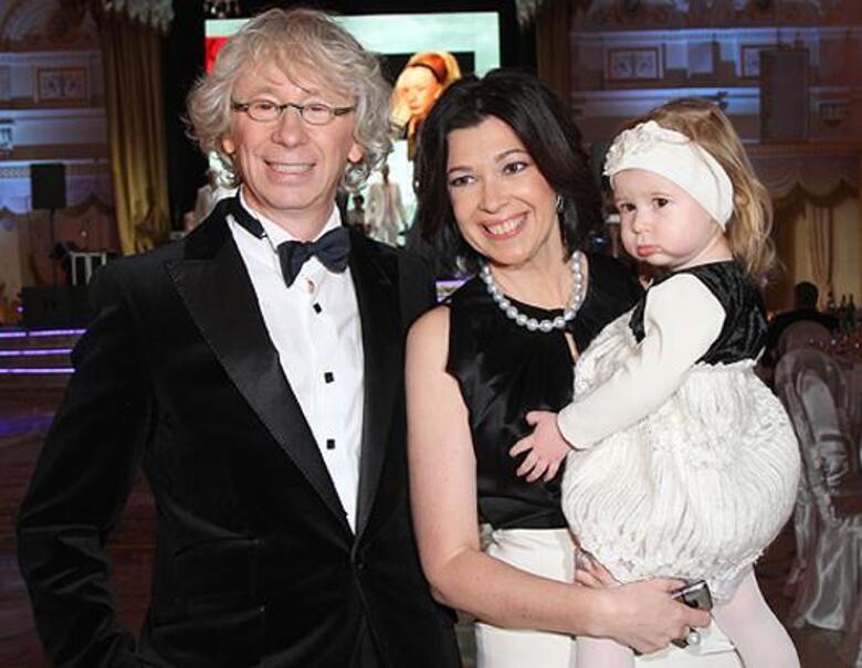 Аркадий Укупник с женой и дочкой.