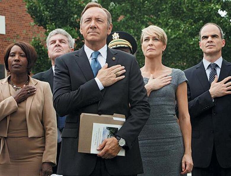 Режиссером сериала стал Дэвид Финчер, впервые согласившийся поработать с крупным телевизионным форматом.