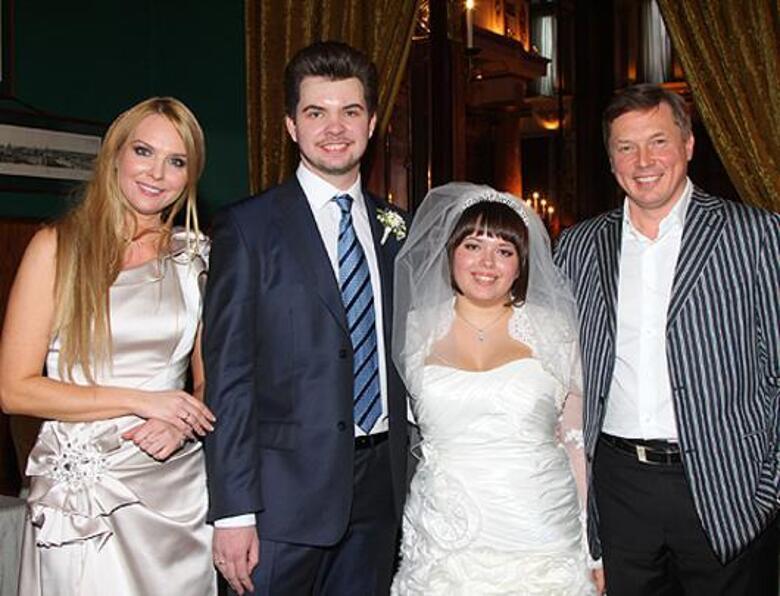 Варвара с мужем, сыном и его невестой.