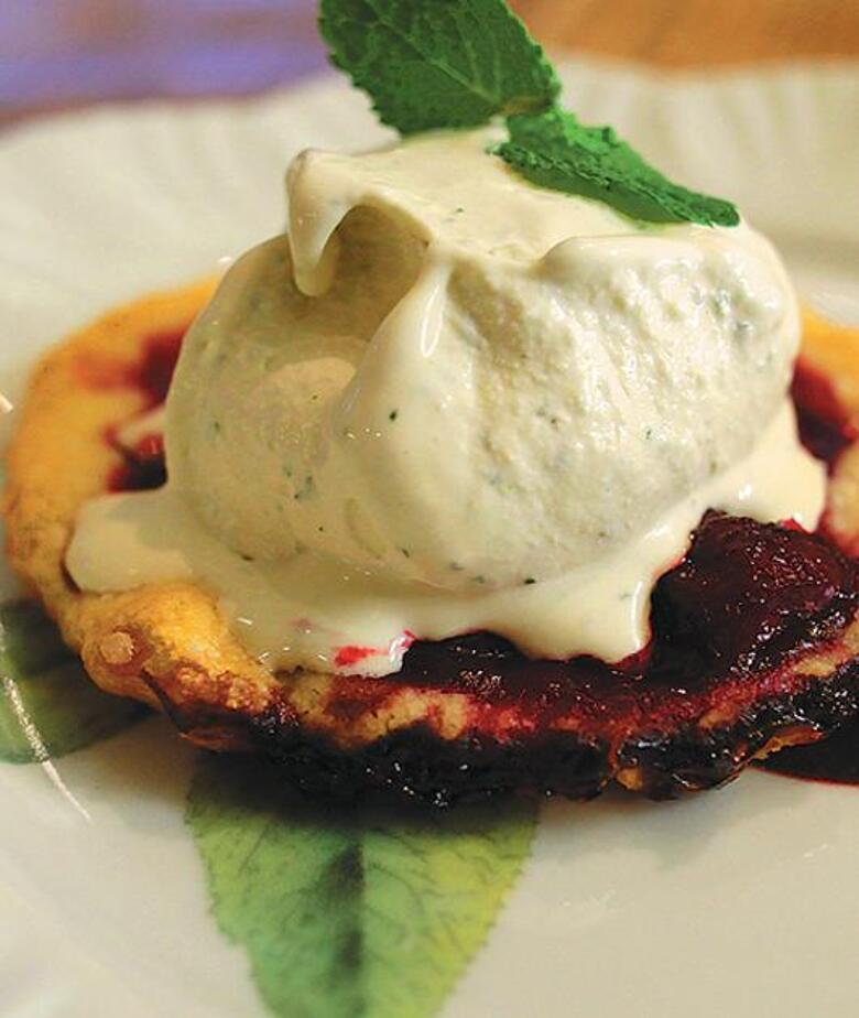 Тарталетки с вишней и мороженым.