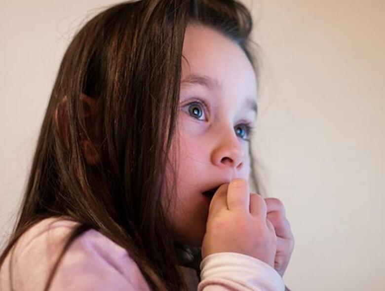 Отучить малыша грызть ногти можно. Фото: Fotolia/PhotoXPress.ru.