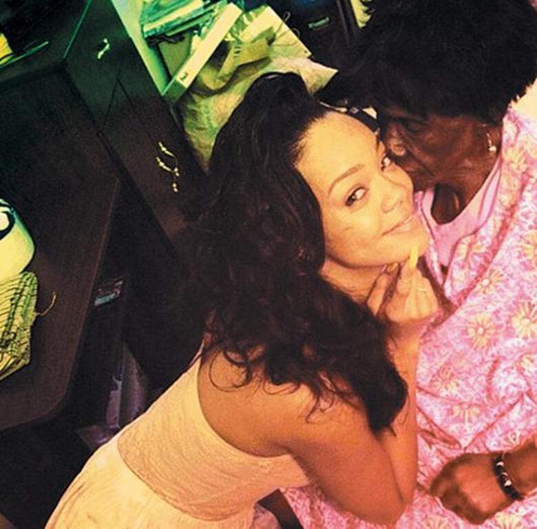 Рианна со своей бабушкой. Фото: Twitter.com.