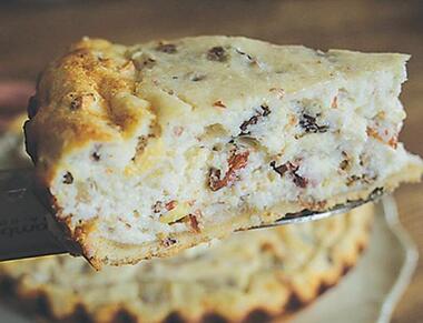 Творожник с миндалем и изюмом.