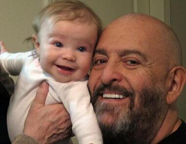 Михаил Шуфутинский с внучкой.