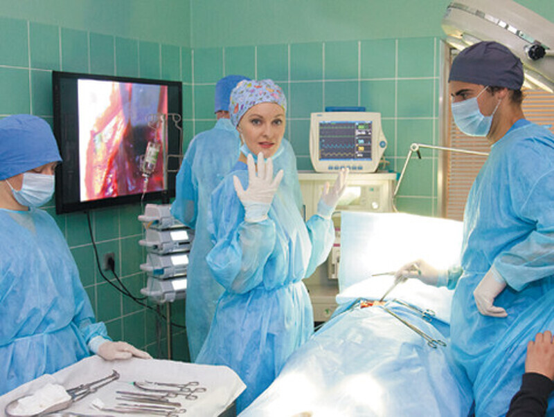 На съемках «доктор Зайцева» была весьма подкована в медицинских вопросах.  
С помощью консультанта Яна вникала во все тонкости операций, которые делает ее героиня. Фото: пресс-служба телеканала СТС.