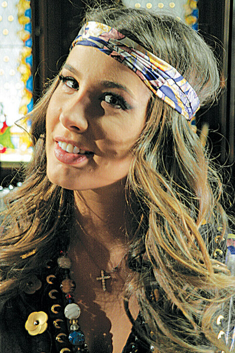 Кэти Топурия была неотразима в роли девушки-хиппи. Но наряд в духе 60-х не уберег ее от ветра на съемке уличной сцены. Пришлось лечиться от простуды. Фото: материалы пресс-служб.