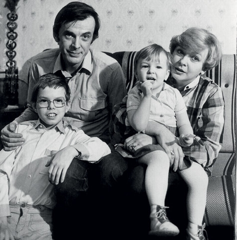 Актер с женой и детьми – Филиппом и Аней. Дети сплотили семью: до рождения сына супруги жили в разных городах. На то были веские причины. Фото: личный архив Анны Тараторкиной.