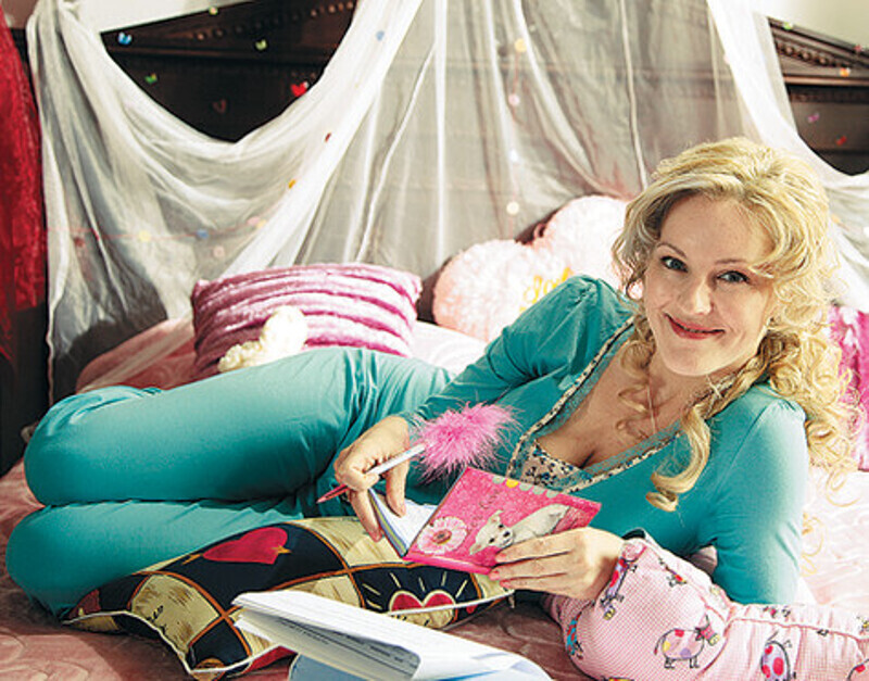 Все свои переживания героиня Яны Крайновой доверяет своему дневнику. В жизни же актриса делится всем со своим молодым человеком и мамой. Фото: пресс-служба телеканала СТС.