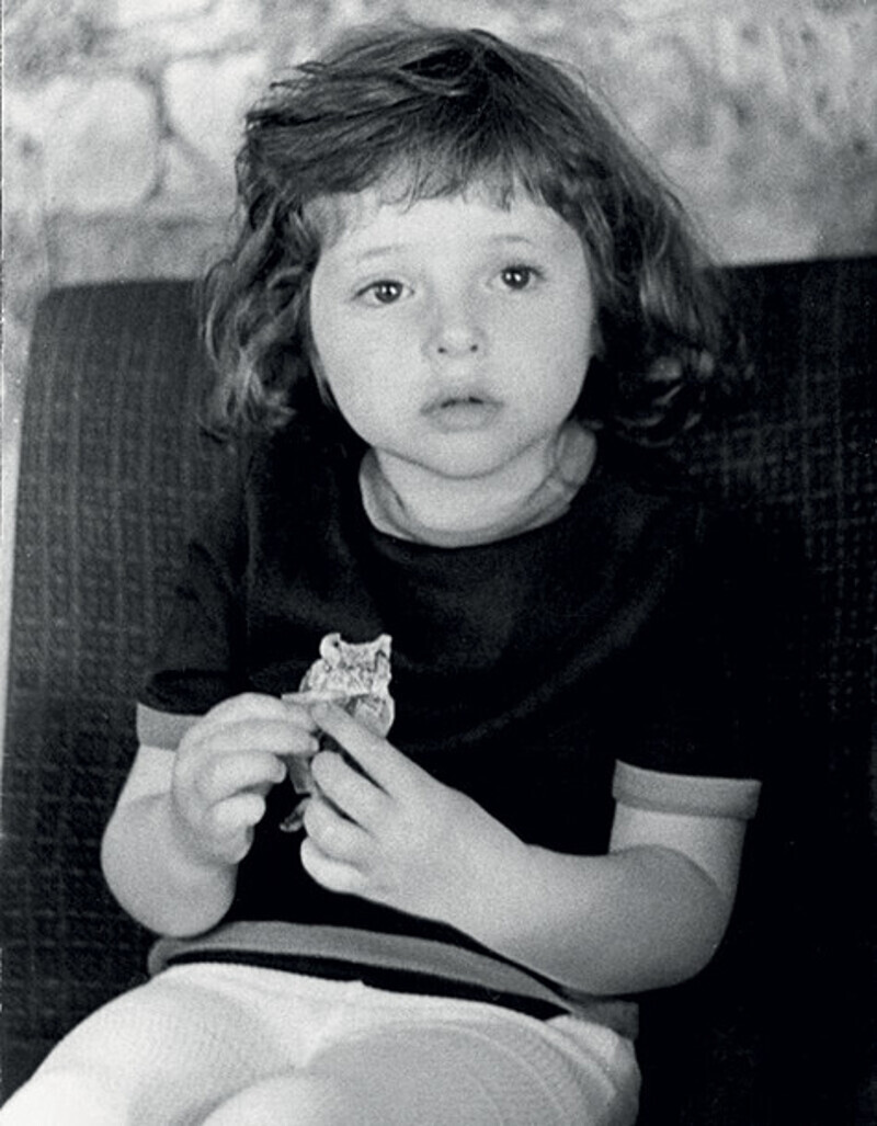 Четырехлетняя Аня решила, что инженером она никогда не будет. Это слишком тихо и скучно, надо выбрать профессию «пошумнее». Фото: личный архив Анны Банщиковой.