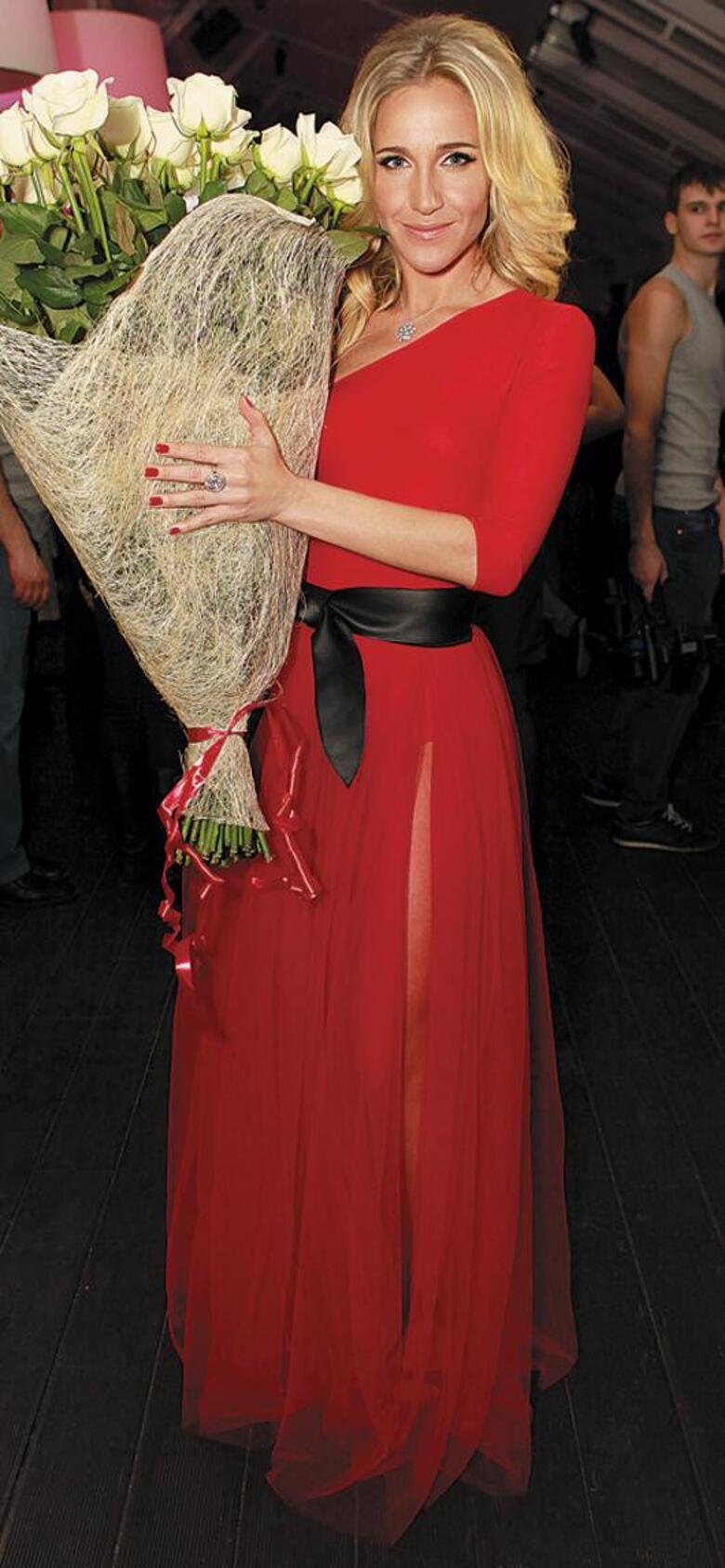 Платье по эскизу Юли Ковальчук сшил дизайнер Вадим Мерлис, с которым певица активно сотрудничает. По признанию звезды, оно получилось немного провокационным. 