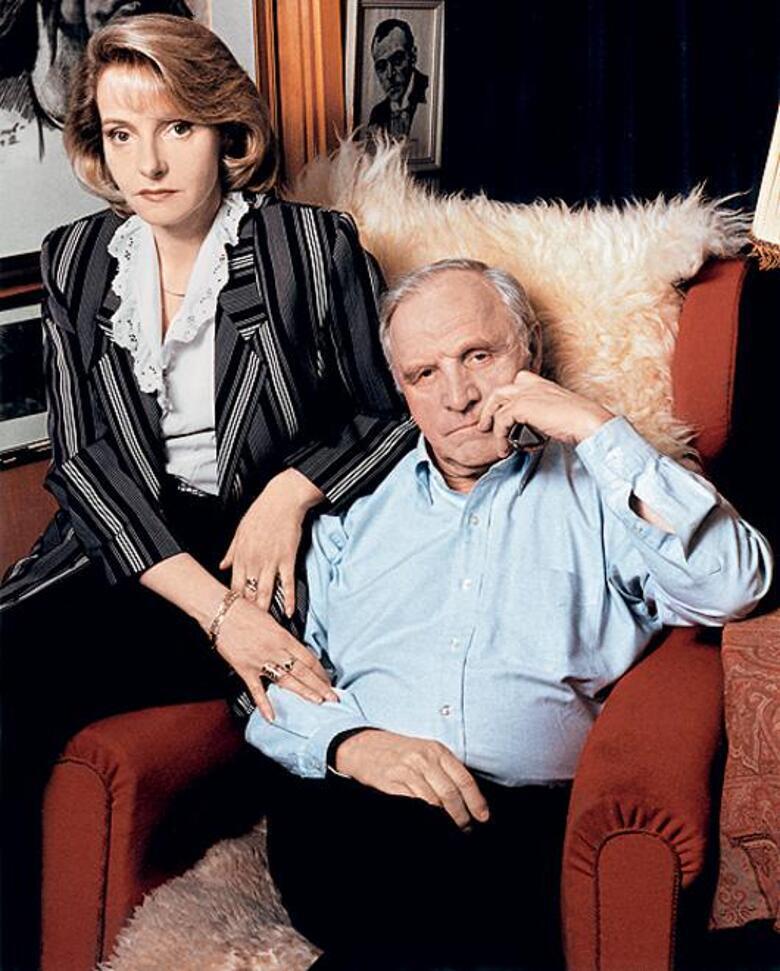 «Около двенадцати лет мы боролись с папиным недугом. Болезнь Паркинсона не лечится, ее можно только притормозить. Обращались и к врачевателям из Китая, и к народным лекарям у нас. Все перепробовали». Михаил и Елена Ульяновы. Фото: личный архив Елены Ульян