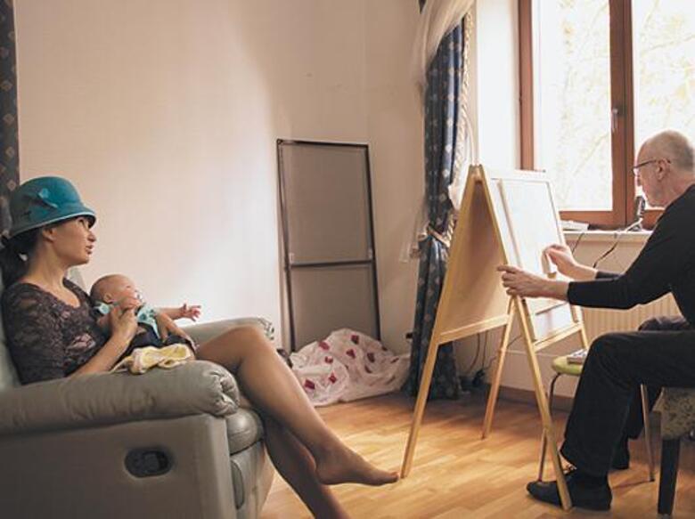 Эвелина Бледанс с сыном позируют для картины.