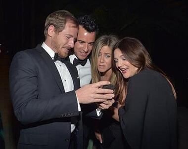 Дрю Бэрримор и ее супруг показывают фото дочери. Фото: www.kleo.ru.