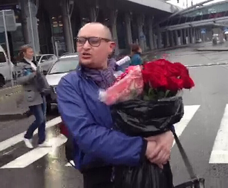 Шура продает розы.